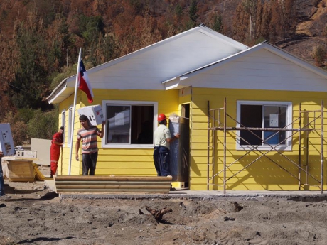 Entrega de vivienda Desafió Levantemos Chile 16831949 1884943015084582 5365399000283941916 n 460x345 - Entrega de vivienda Desafió Levantemos Chile