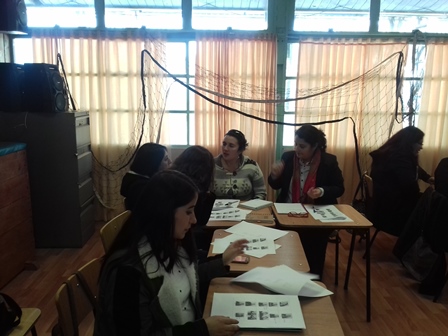 Participantes del grupo 2 practican a deletrear su nombre en la sesión 1 realizada el 06 de octubre.