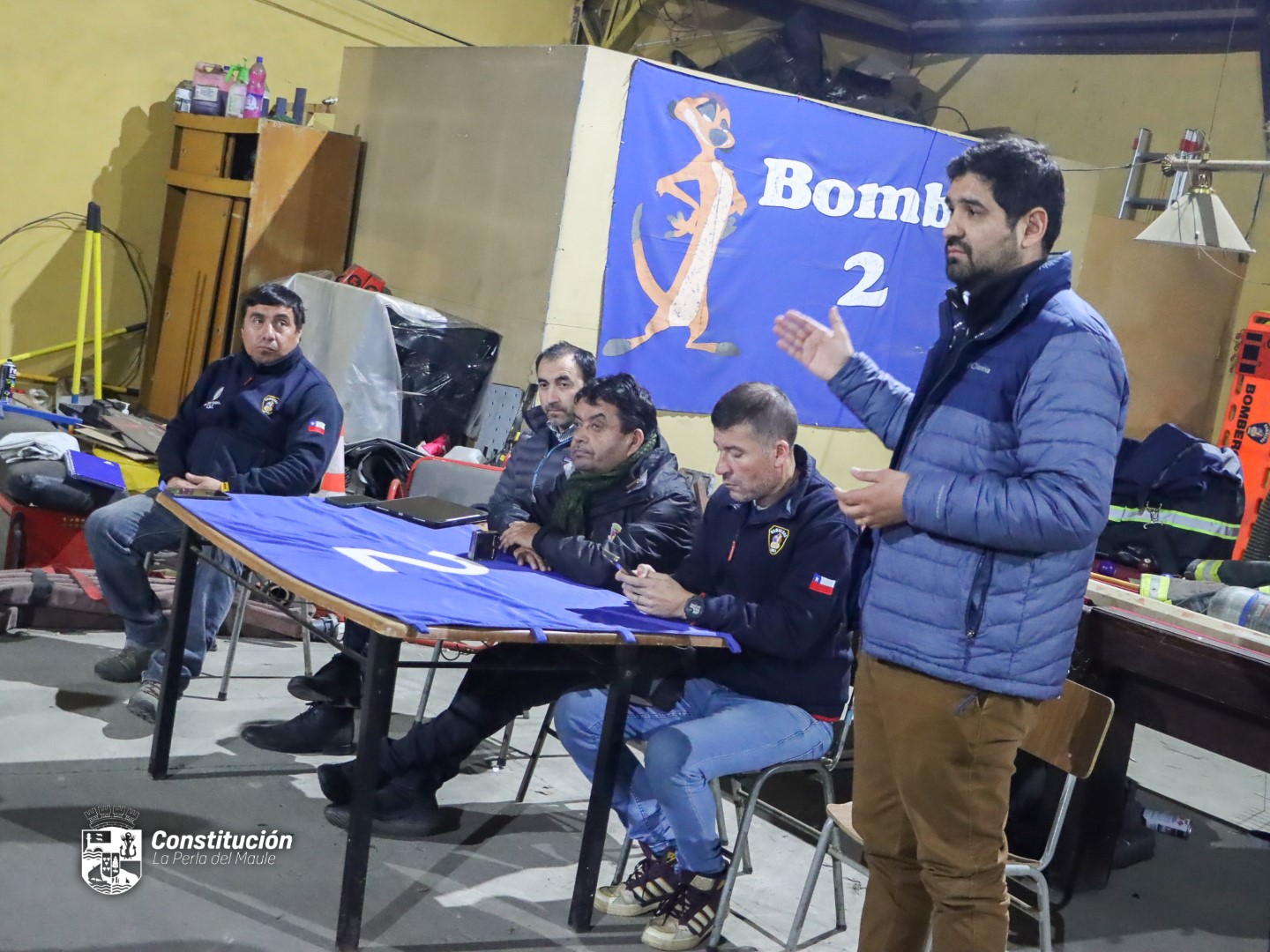 AUTORIDADES COMUNALES Y REGIONALES SE REÚNEN CON VOLUNTARIOS DE SEGUNDA COMPAÑÍA DE BOMBEROS PARA INFORMAR SOBRE RECONSTRUCCIÓN DE CUARTEL