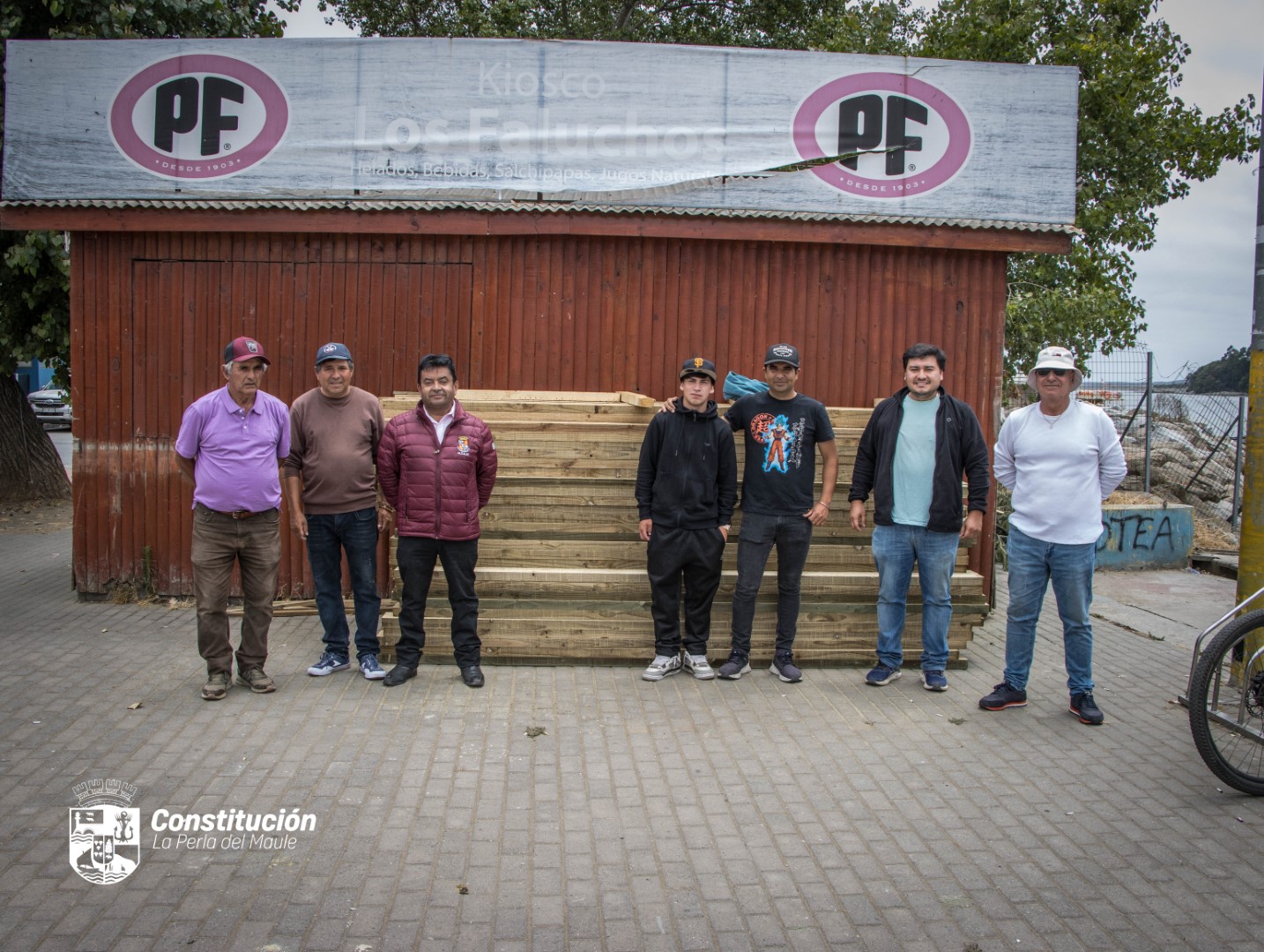 BOTEROS TURÍSTICOS RECIBEN DONACIÓN DE MADERA PARA MUELLES