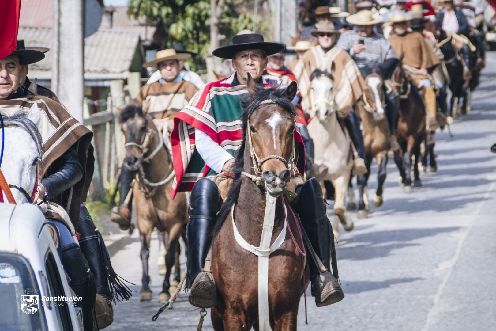 CABALGATA DE LA AMISTAD 2025 EN CONSTITUCIÓN: TRADICIÓN QUE SE RECORRE DESDE PUENTE CARDENAL SILVA HENRÍQUEZ HASTA POTRERILLOS
