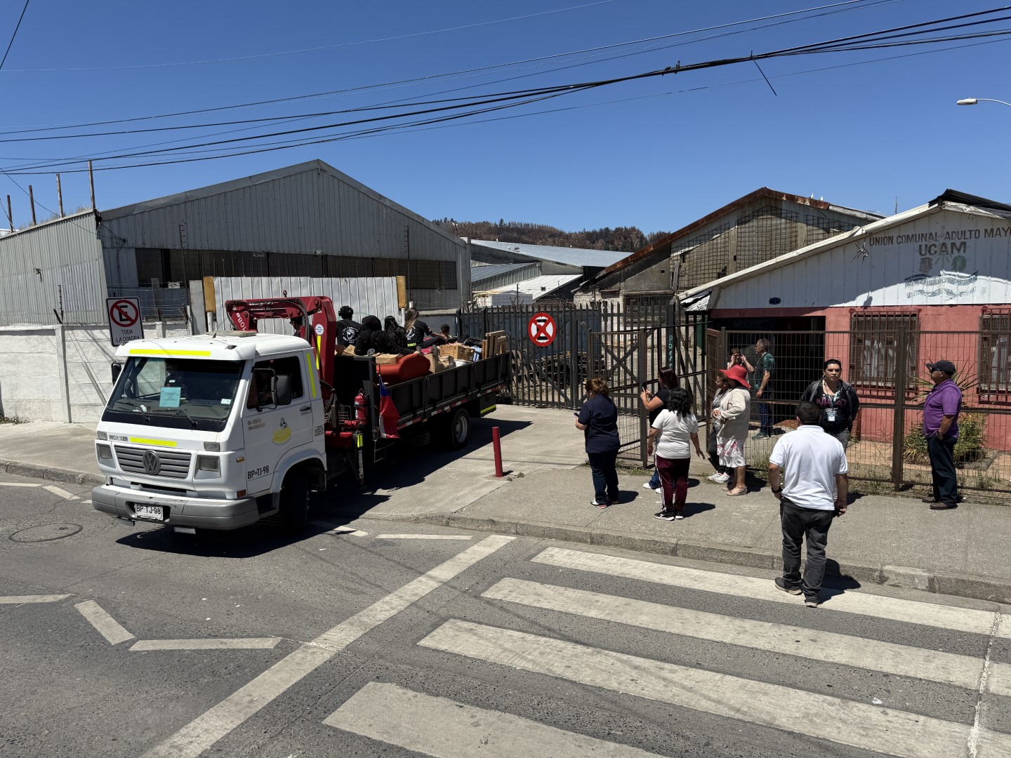 CAMPAÑA SOLIDARIA "CONSTITUCIÓN DEVUELVE LA MANO" ENTREGO AYUDA A VECINOS DAMNIFICADOS EN PENCO