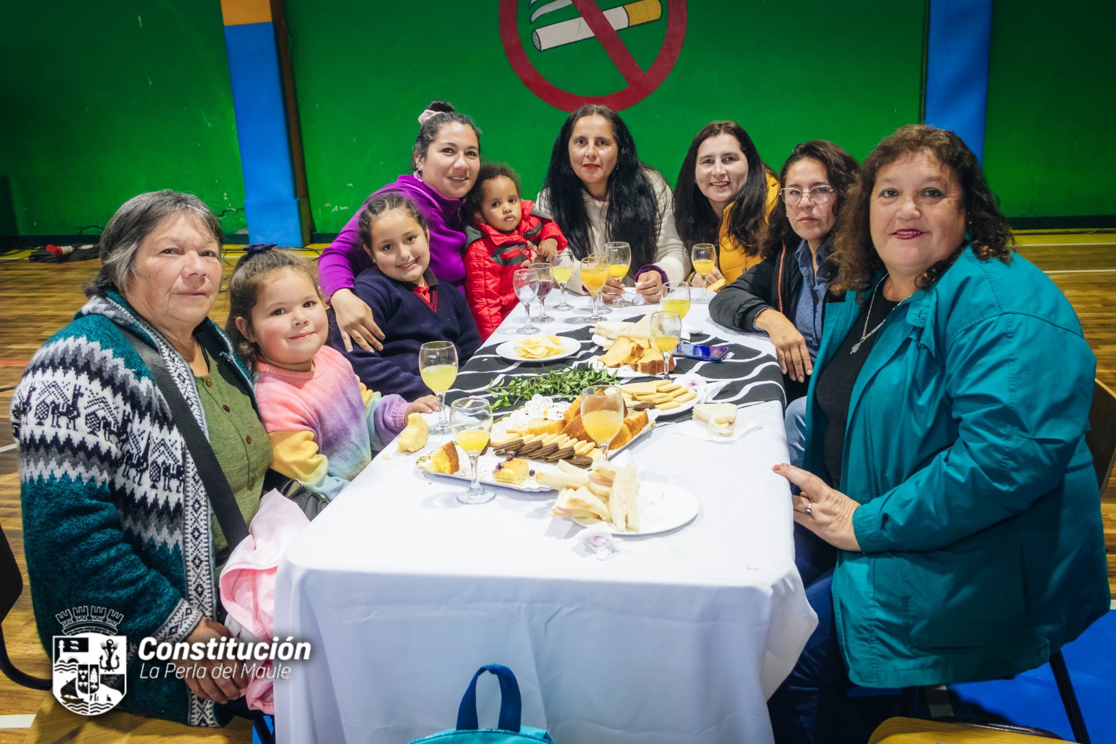 CONSTITUCIÓN CELEBRÓ A LAS MADRES TRABAJADORAS DE LA FERIA LIBRE CON EMOTIVO RECONOCIMIENTO.
