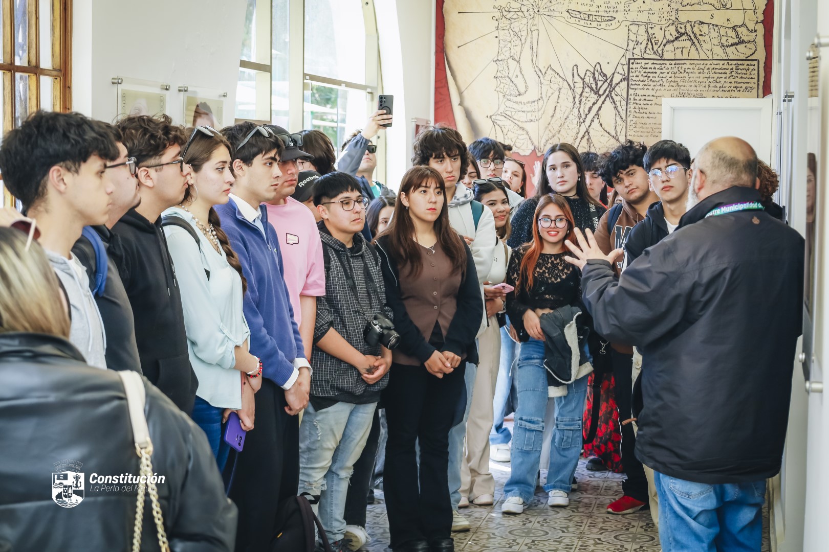 ESTUDIANTES DE PERIODISMO DE LA UNIVERSIDAD AUTÓNOMA DE TALCA VISITAN EL MUSEO MUNICIPAL DE CONSTITUCIÓN EN ENRIQUECEDORA JORNADA EDUCATIVA.