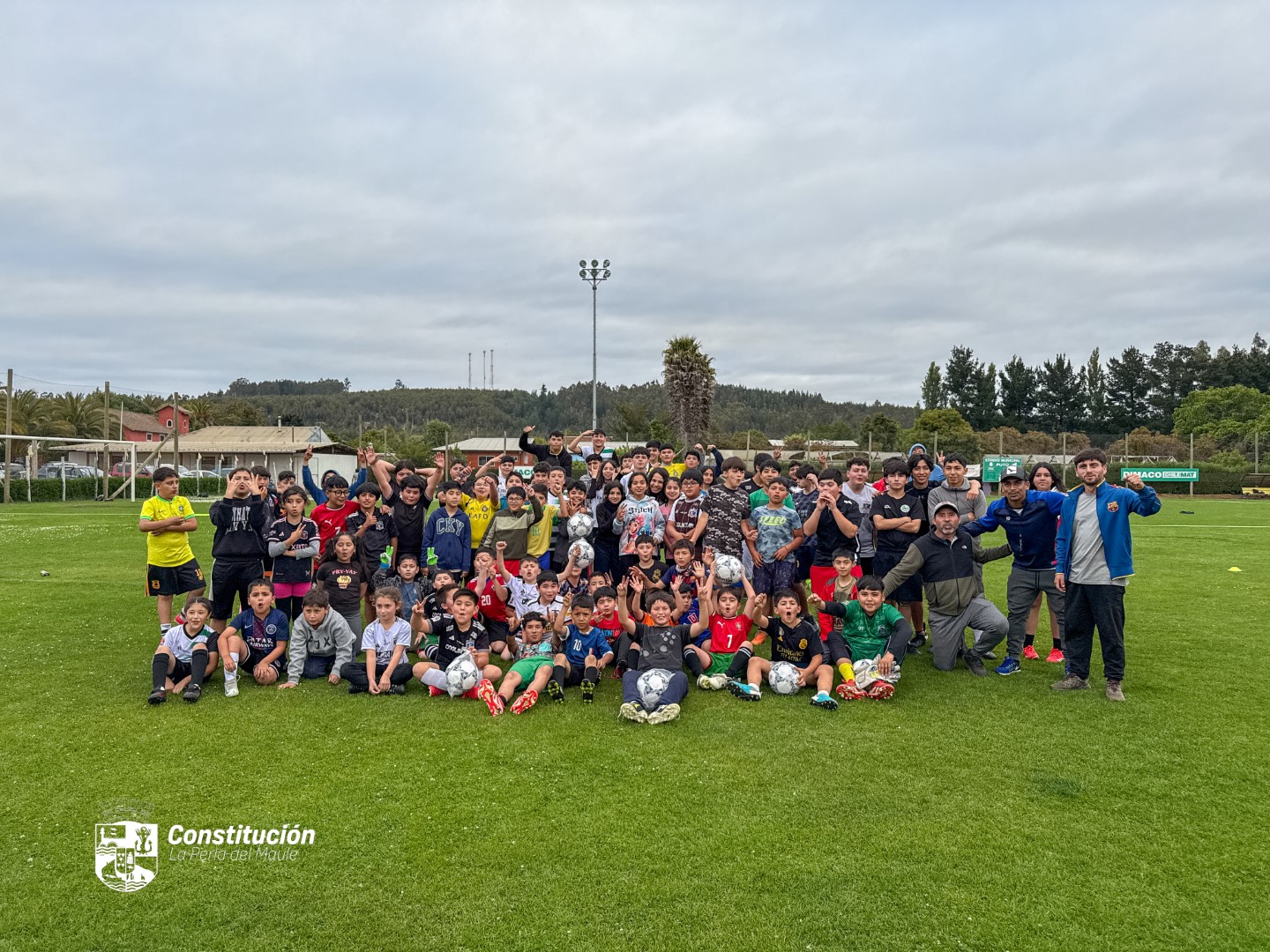 ÉXITO EN LA ENTREGA DE IMPLEMENTOS PARA LA ESCUELA DE FÚTBOL MUNICIPAL DE PUTÚ: BALONES Y VESTIMENTA PARA LOS PEQUEÑOS DEPORTISTAS