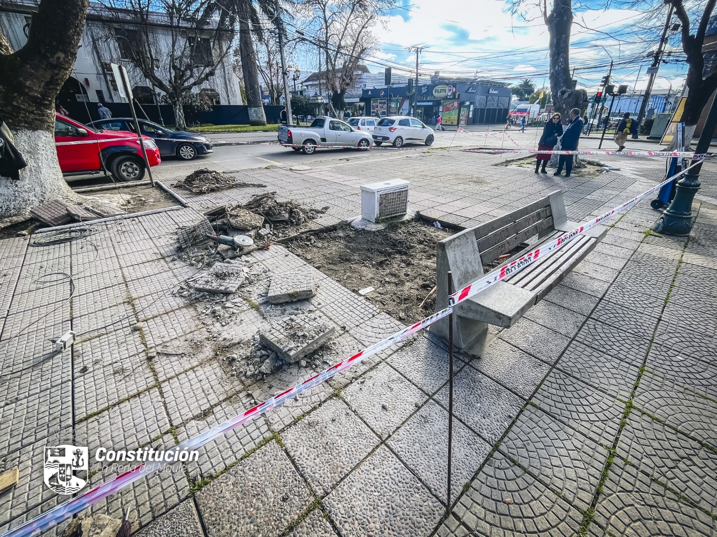 MUNICIPALIDAD DE CONSTITUCIÓN AVANZA EN PLAN DE MEJORAMIENTO Y CONSERVACIÓN DE ESPACIOS PÚBLICOS: ALCALDE RECORRE PLAZA DE ARMAS.