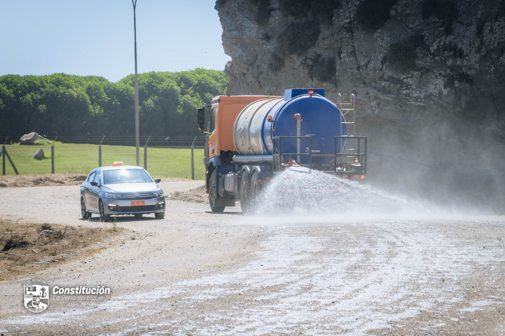 MUNICIPALIDAD DE CONSTITUCIÓN Y EMPRESA ARAUCO REFUERZAN TRABAJO PREVENTIVO PARA DISMINUIR LA POLVAREDA DURANTE EL VERANO EN SECTOR COSTERO DE LA COMUNA