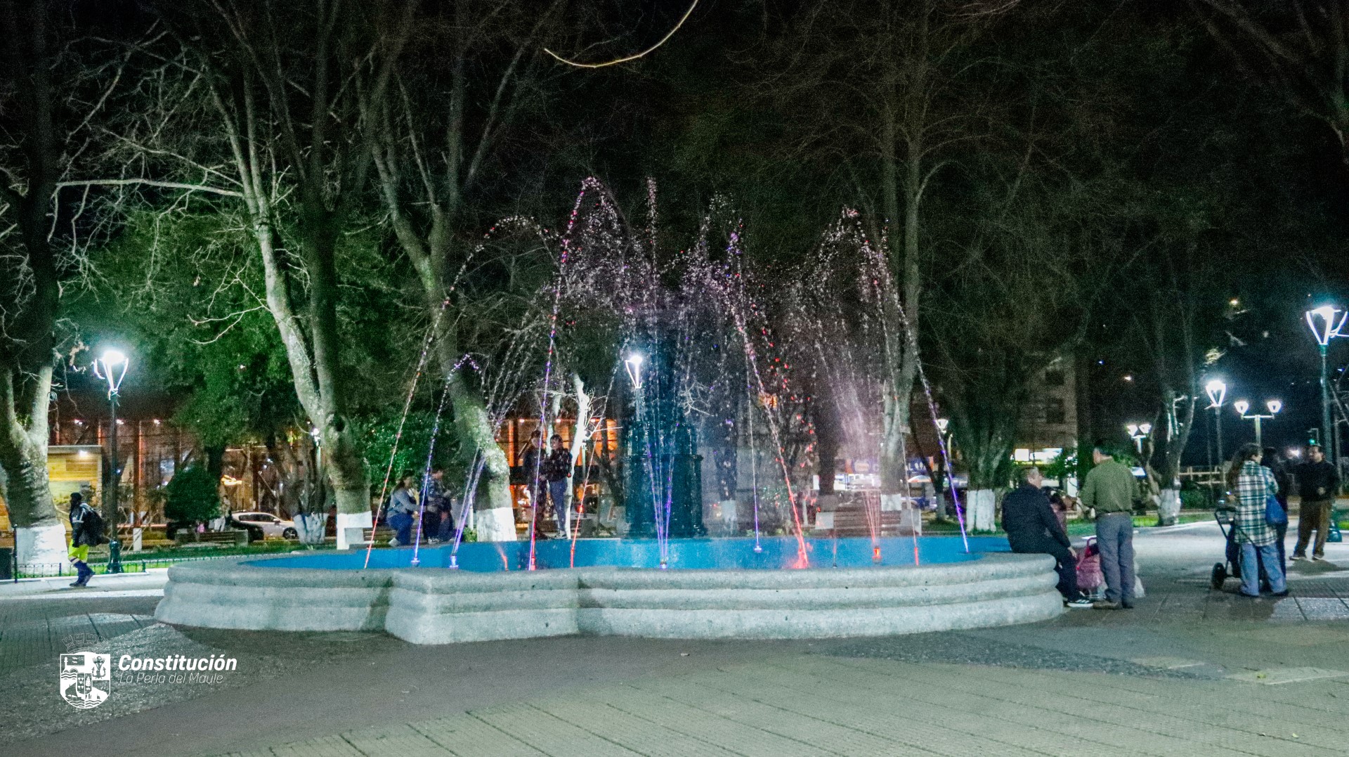 PLAZA DE ARMAS DE CONSTITUCIÓN VUELVE A BRILLAR CON PILETA FUNCIONAL E ILUMINACIÓN RENOVADA