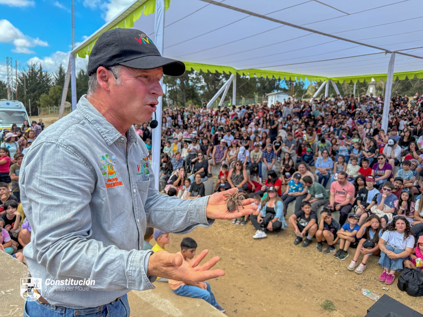 SELVA VIVA ENCANTÓ A FAMILIAS DE CONSTITUCIÓN: MÁS DE 4.000 ASISTENTES DISFRUTARON DE ESPECIES EXÓTICAS Y APRENDIERON DE ESTAS CON EL BICHÓLOGO ALFREDO UGARTE