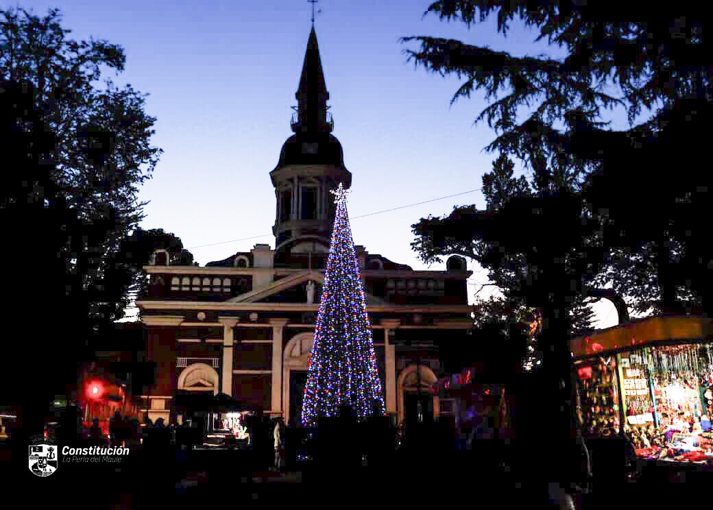 UNA NOCHE PARA VOLVER A SOÑAR: CONSTITUCIÓN ENCENDIÓ LA NAVIDAD CON UN ÁRBOL Y PARQUE LUMÍNICO NAVIDEÑO PENSADO EN LAS FAMILIAS