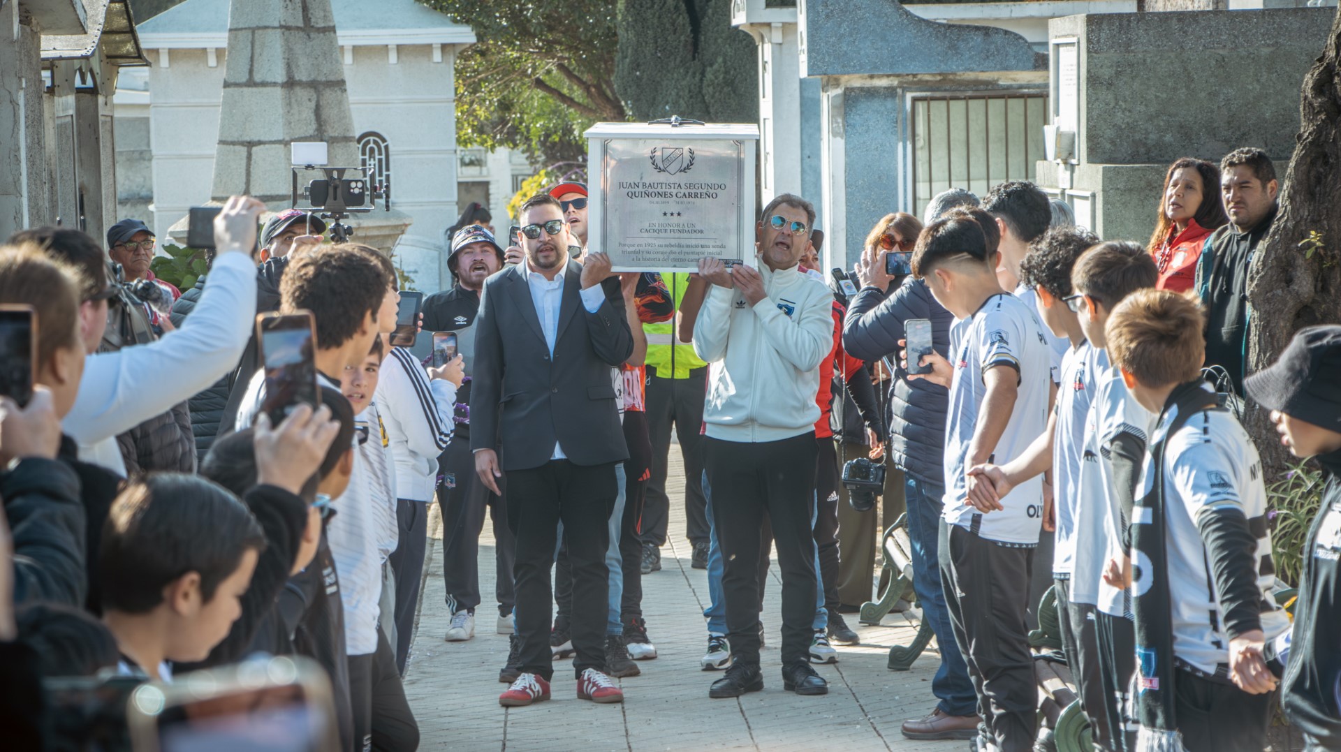 “VÁMONOS QUIÑONES”: ANIBAL MOSA PRESIDENTE ACTUAL DE COLO-COLO LLEGÓ HASTA CONSTITUCIÓN A LA EXHUMACIÓN DEL CUERPO DE JUAN QUIÑONES CARREÑO.