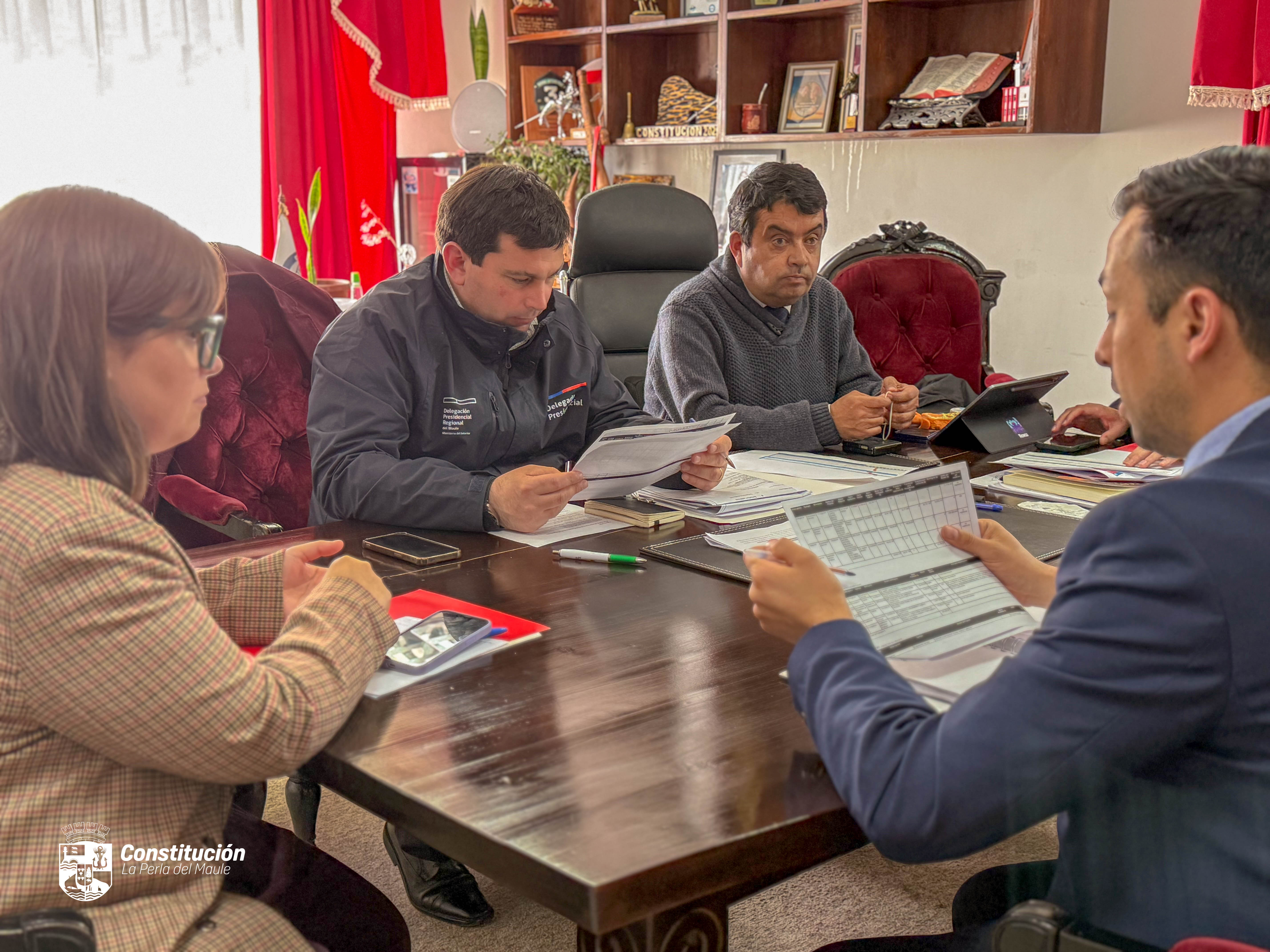 Autoridades regionales junto al alcalde de Constitución coordinan millonaria inversión y proyectos clave de la comuna.
