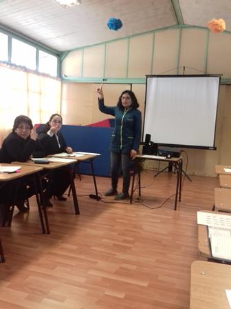 Profesora Claudia Aravena enseña el abecedario de lengua de señas chilena.