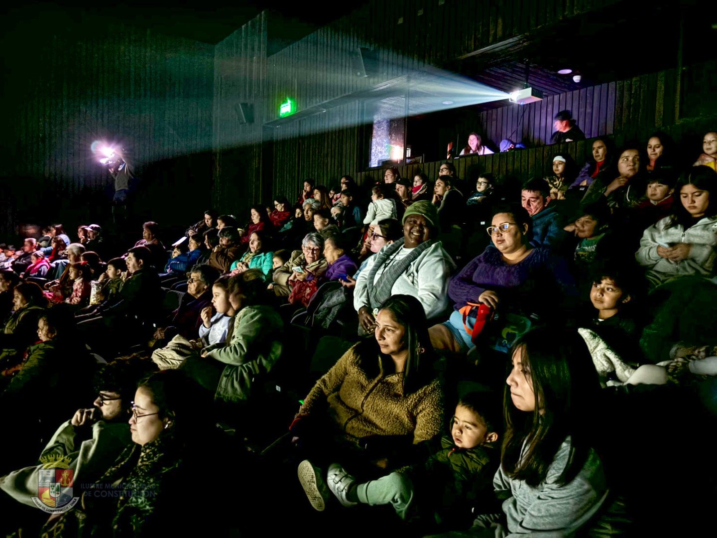 A SALA LLENA: CINE EN EL TEATRO MUNICIPAL DE CONSTITUCIÓN…