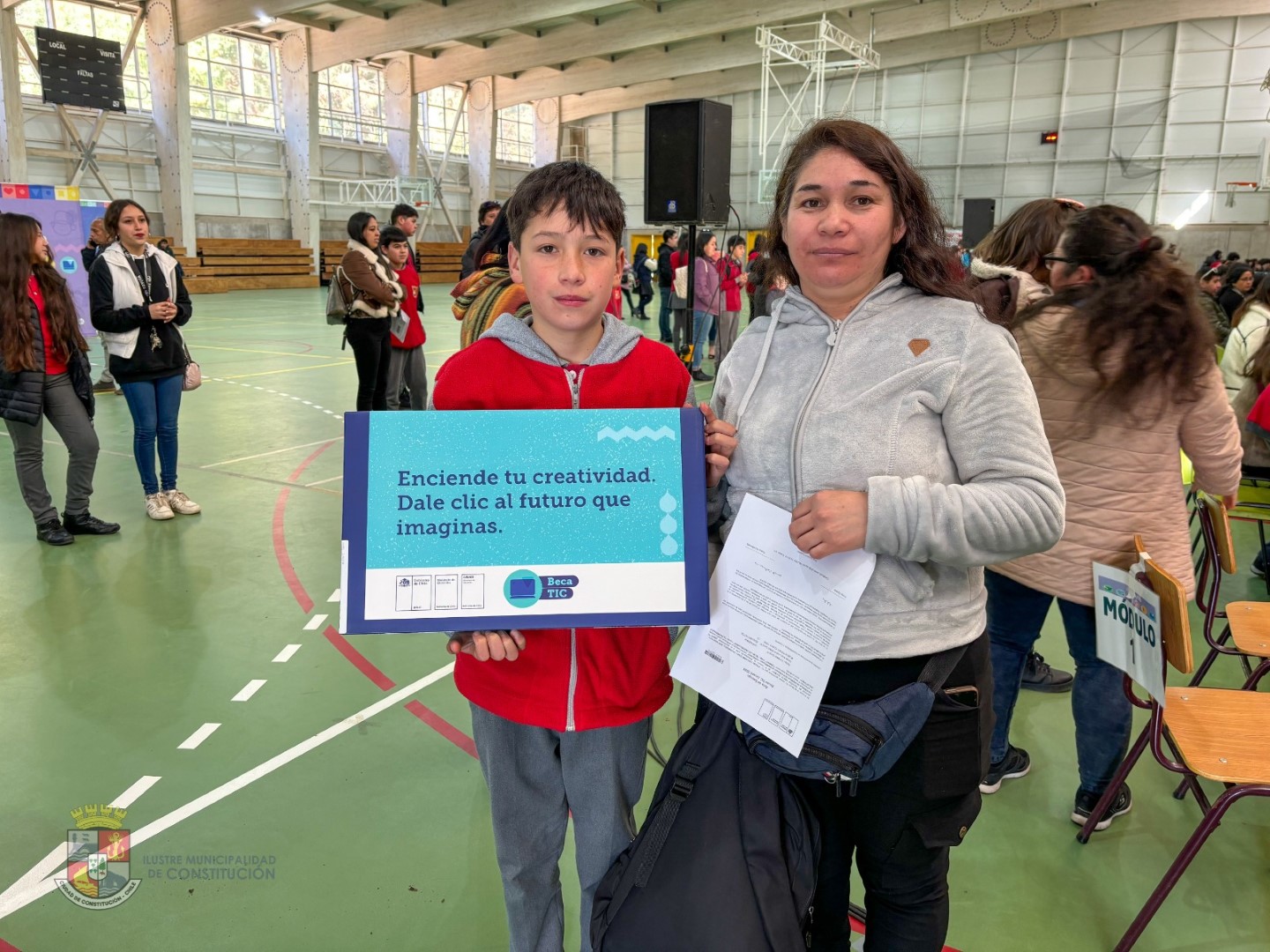 Conti más educación: Autoridades hacen entrega de 329 computadores a estudiantes de 7° básico de Constitución