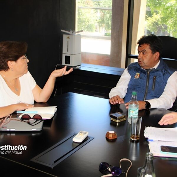 PRODUCTIVA REUNIÓN CON DIRECTORA REGIONAL DEL SERVIU EN CONSTITUCIÓN
