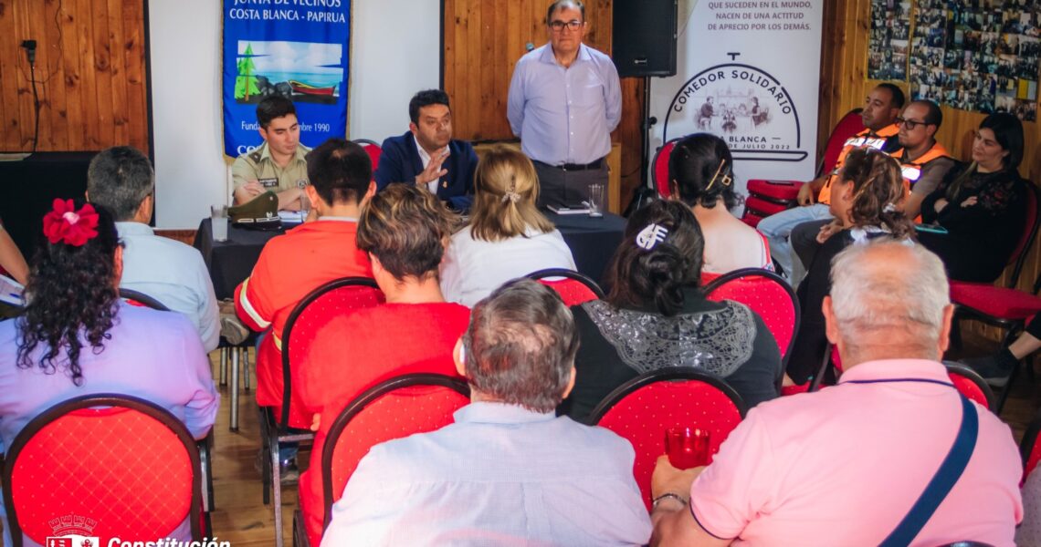 CARABINEROS Y ALCALDE DE CONSTITUCIÓN SOSTUVIERON REUNIÓN CON VECINOS DEL SECTOR SUR COSTERO PARA COORDINAR TRABAJO DE PREVENCIÓN