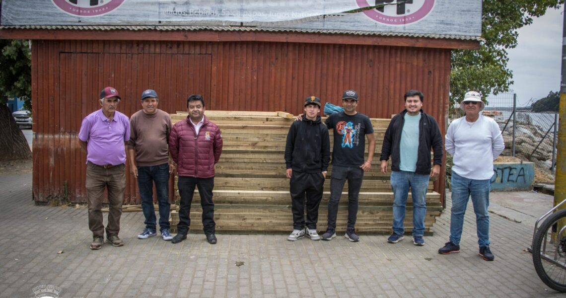 BOTEROS TURÍSTICOS RECIBEN DONACIÓN DE MADERA PARA MUELLES