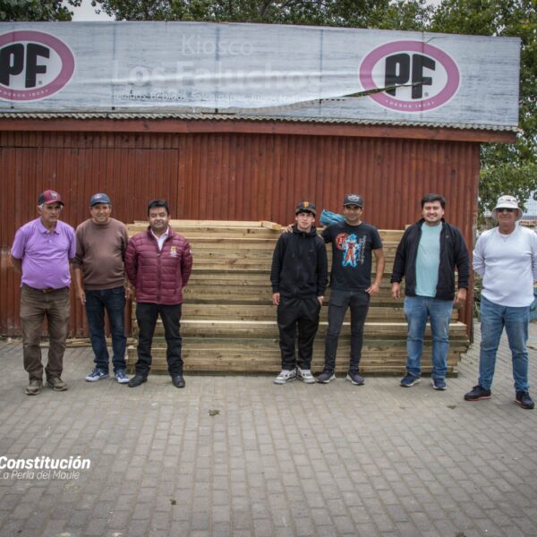 BOTEROS TURÍSTICOS RECIBEN DONACIÓN DE MADERA PARA MUELLES