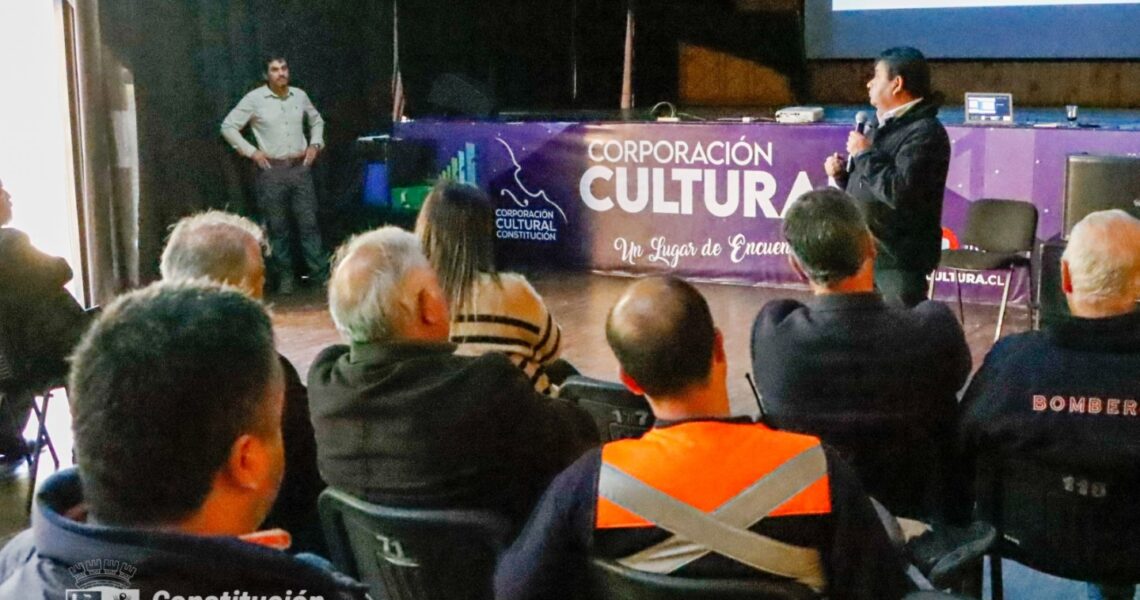 CONSTITUCIÓN REFUERZA SU PLAN COMUNAL DE EMERGENCIA CON UN CONVERSATORIO CENTRADO EN LA PREPARACIÓN Y PREVENCIÓN.
