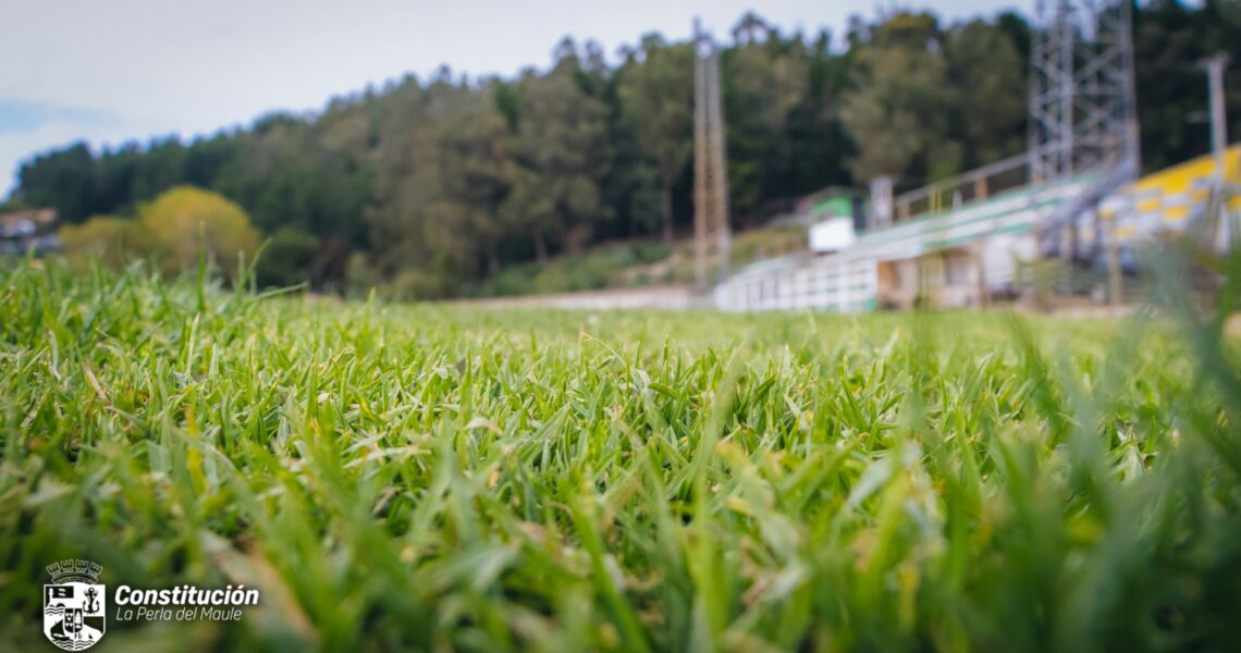 MUNICIPALIDAD DE CONSTITUCIÓN REFUERZA INFRAESTRUCTURA DEPORTIVA CON NUEVO SISTEMA DE RIEGO Y VIVERO DE PASTO EN PUTÚ.