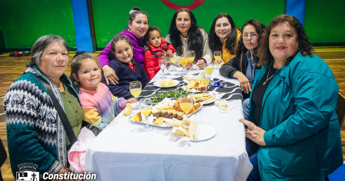 CONSTITUCIÓN CELEBRÓ A LAS MADRES TRABAJADORAS DE LA FERIA LIBRE CON EMOTIVO RECONOCIMIENTO.