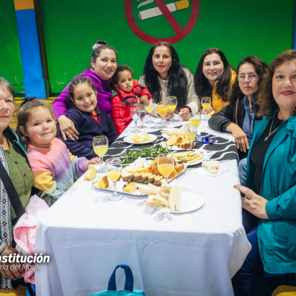 CONSTITUCIÓN CELEBRÓ A LAS MADRES TRABAJADORAS DE LA FERIA LIBRE…