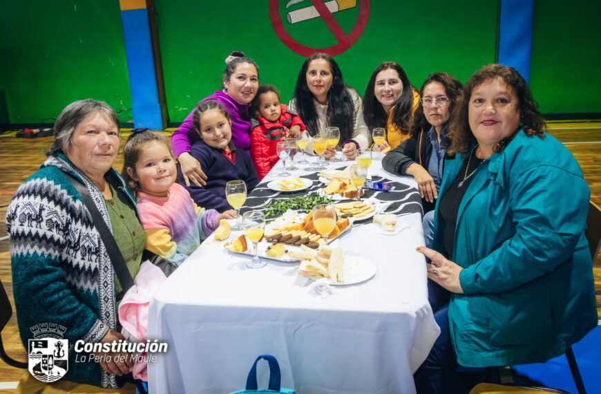 CONSTITUCIÓN CELEBRÓ A LAS MADRES TRABAJADORAS DE LA FERIA LIBRE CON EMOTIVO RECONOCIMIENTO.