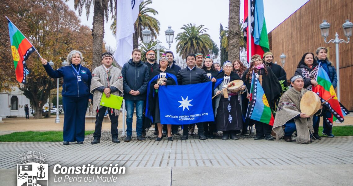 IZAMIENTO DE LA BANDERA MAPUCHE EN CONSTITUCIÓN MARCA INICIO DE ACTIVIDADES ANIVERSARIO CON SENTIDO INTERCULTURAL