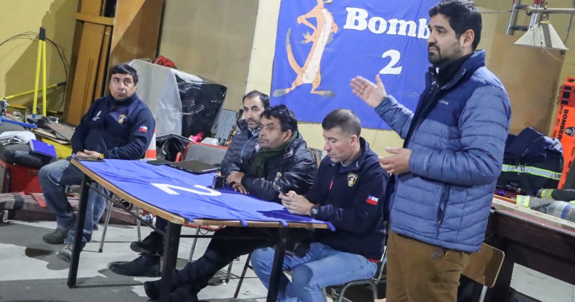 AUTORIDADES COMUNALES Y REGIONALES SE REÚNEN CON VOLUNTARIOS DE SEGUNDA COMPAÑÍA DE BOMBEROS PARA INFORMAR SOBRE RECONSTRUCCIÓN DE CUARTEL