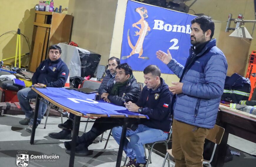 AUTORIDADES COMUNALES Y REGIONALES SE REÚNEN CON VOLUNTARIOS DE SEGUNDA COMPAÑÍA DE BOMBEROS PARA INFORMAR SOBRE RECONSTRUCCIÓN DE CUARTEL