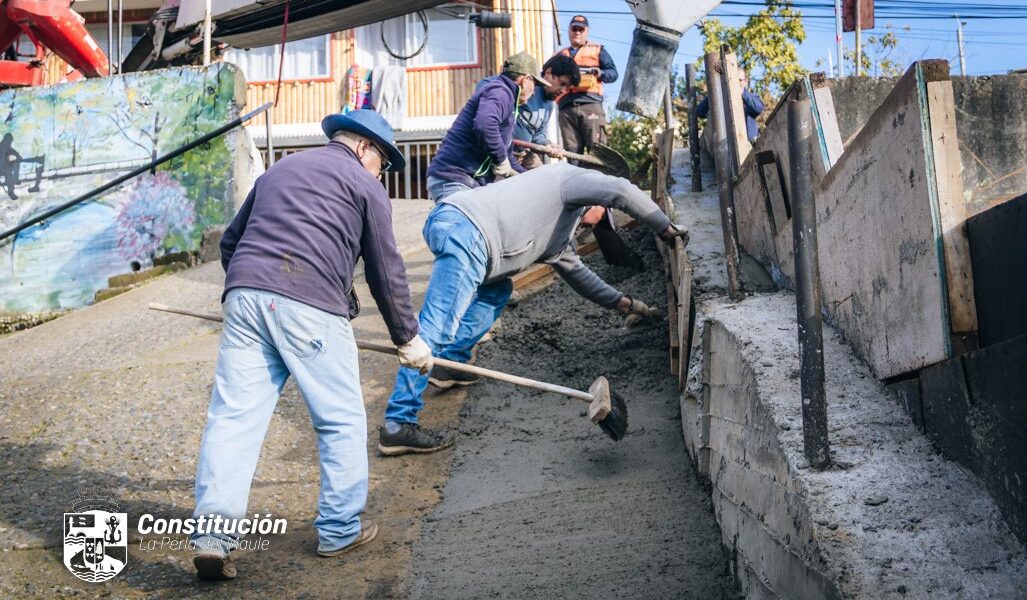 CONSTRUCCIÓN DE MURO DE CONTENCIÓN EN POBLACIÓN HERMANOS CARRERA FORTALECE EL TRABAJO COMUNITARIO Y MUNICIPAL EN CONSTITUCIÓN.