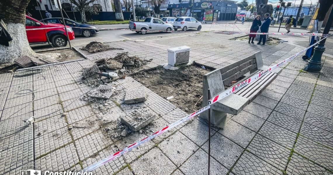 MUNICIPALIDAD DE CONSTITUCIÓN AVANZA EN PLAN DE MEJORAMIENTO Y CONSERVACIÓN DE ESPACIOS PÚBLICOS: ALCALDE RECORRE PLAZA DE ARMAS.