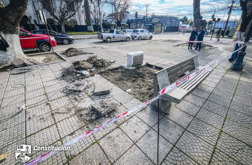 MUNICIPALIDAD DE CONSTITUCIÓN AVANZA EN PLAN DE MEJORAMIENTO Y CONSERVACIÓN DE ESPACIOS PÚBLICOS: ALCALDE RECORRE PLAZA DE ARMAS.