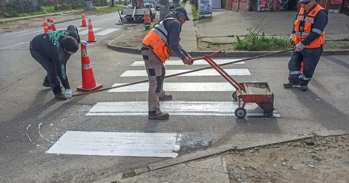 Municipio de Constitución inició pintado y remarcado de Pasos Peatonales en Putú con pintura termoplástica