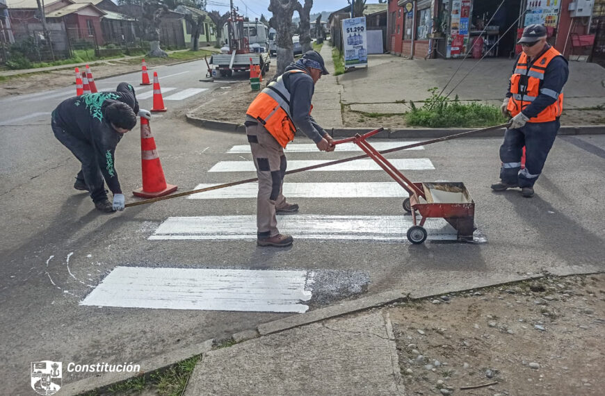 Municipio de Constitución inició pintado y remarcado de Pasos Peatonales en Putú con pintura termoplástica