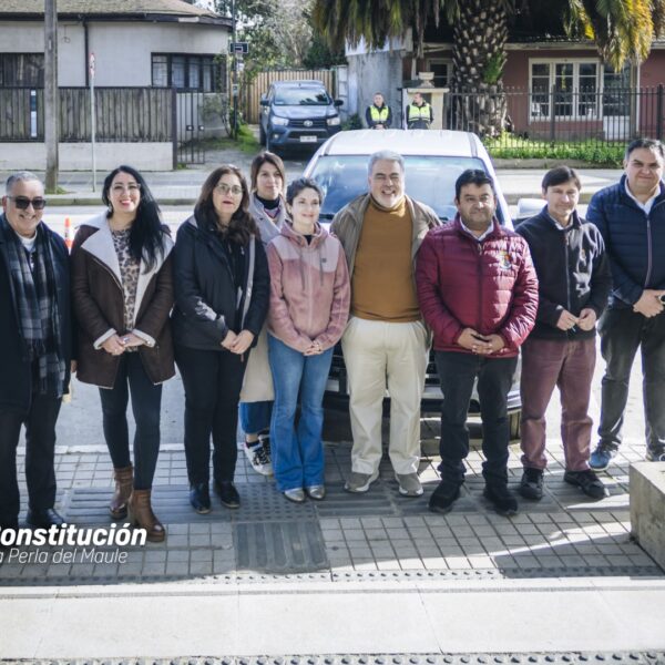 MUNICIPALIDAD DE CONSTITUCIÓN ENTREGA NUEVA CAMIONETA 4X4 AL DEPARTAMENTO DE…