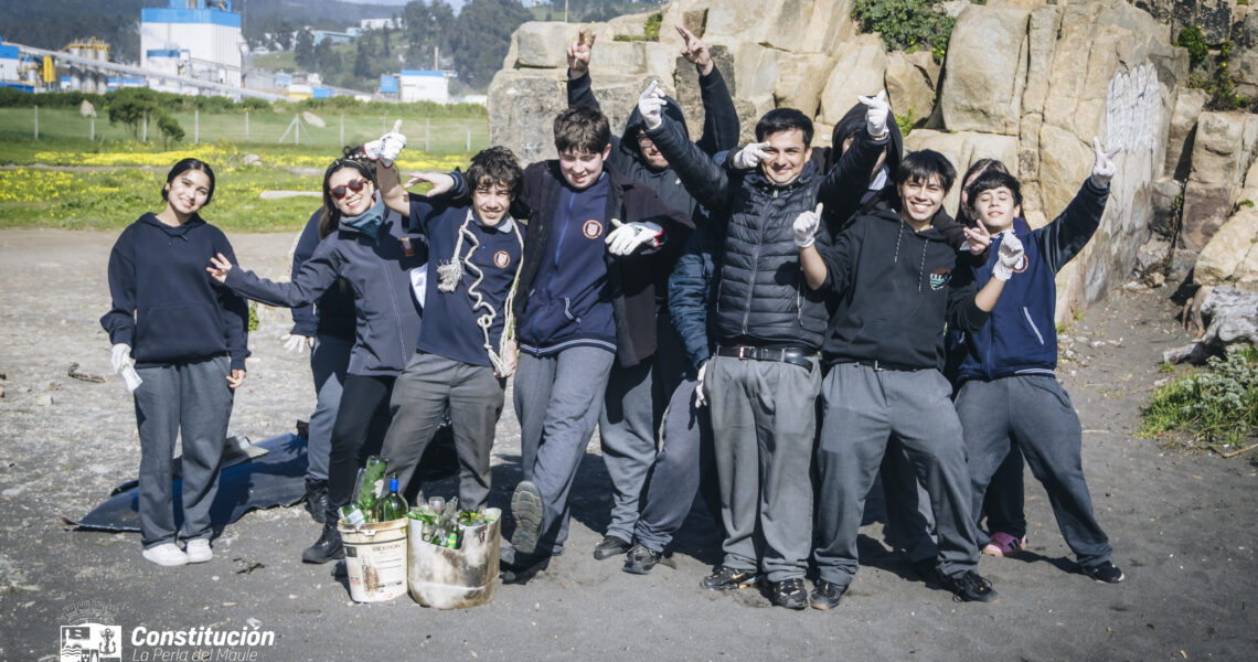 Juventud en Movimiento por el Cambio Climático: masivo operativo de limpieza de playas en Constitución.