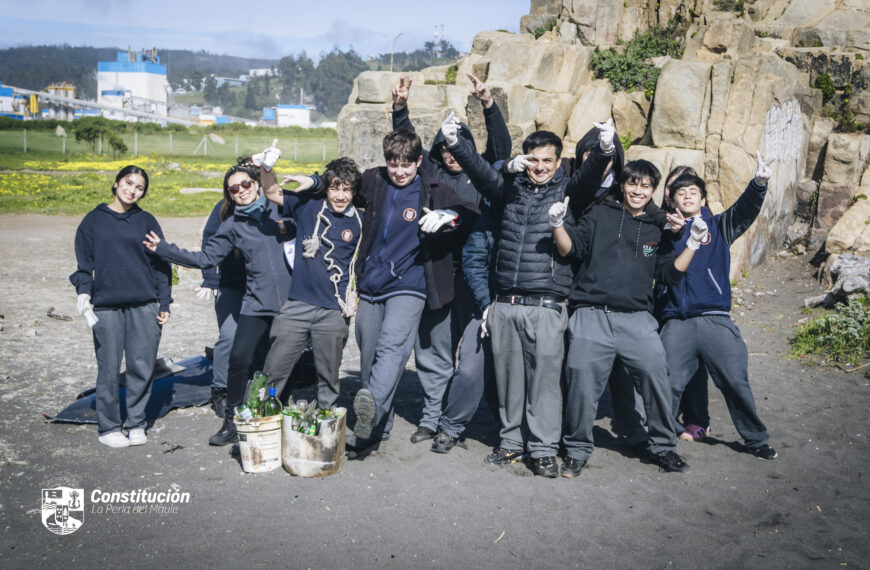 Juventud en Movimiento por el Cambio Climático: masivo operativo de limpieza de playas en Constitución.