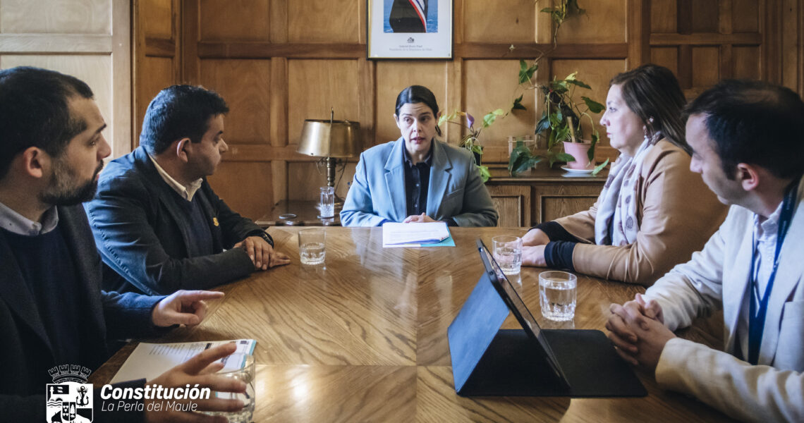 Alcalde de Constitución y Senadora Paulina Vodanovic gestionan mejoras para la Costanera de Playa Los Gringos en reunión con SUBDERE.