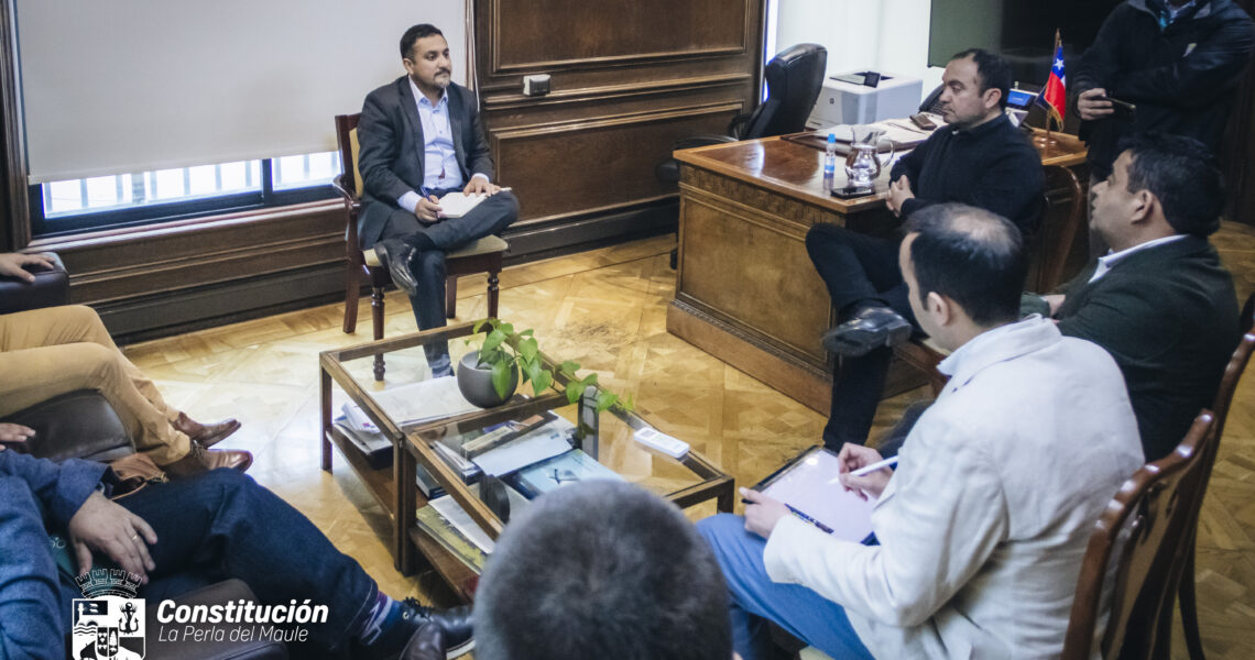 Alcalde de Constitución se reúne con Subsecretario de Bienes Nacionales para gestionar terrenos destinados a proyectos habitacionales y comunitarios.