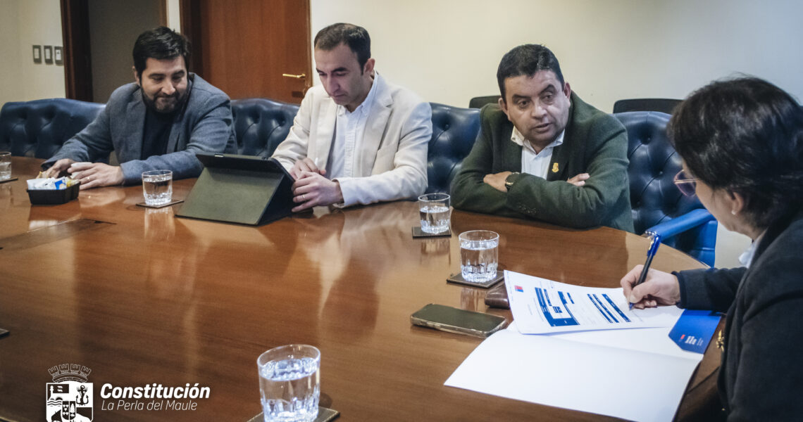 Alcalde de Constitución y Subsecretaría de Prevención del Delito coordinan acciones para fortalecer la seguridad en la comuna.