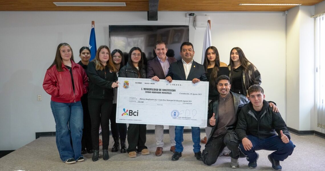 CEREMONIA SIMBÓLICA DE LA BECA DE EDUCACIÓN SUPERIOR 2025 EN CONSTITUCIÓN: MÁS DE 700 BENEFICIADOS.