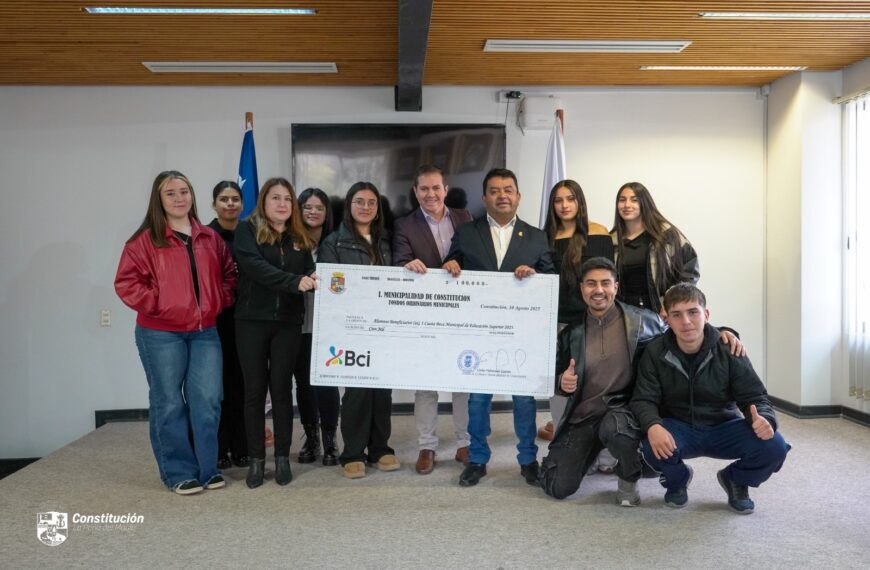 CEREMONIA SIMBÓLICA DE LA BECA DE EDUCACIÓN SUPERIOR 2025 EN CONSTITUCIÓN: MÁS DE 700 BENEFICIADOS.