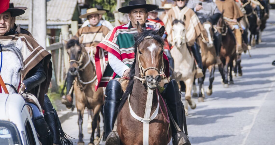 CABALGATA DE LA AMISTAD 2025 EN CONSTITUCIÓN: TRADICIÓN QUE SE RECORRE DESDE PUENTE CARDENAL SILVA HENRÍQUEZ HASTA POTRERILLOS