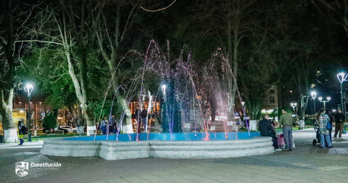 PLAZA DE ARMAS DE CONSTITUCIÓN VUELVE A BRILLAR CON PILETA FUNCIONAL E ILUMINACIÓN RENOVADA
