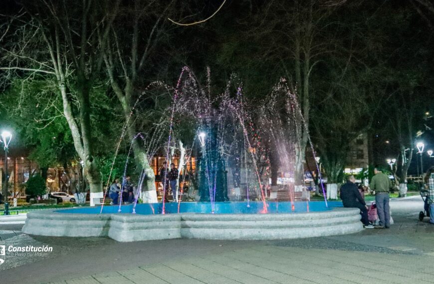 PLAZA DE ARMAS DE CONSTITUCIÓN VUELVE A BRILLAR CON PILETA FUNCIONAL E ILUMINACIÓN RENOVADA