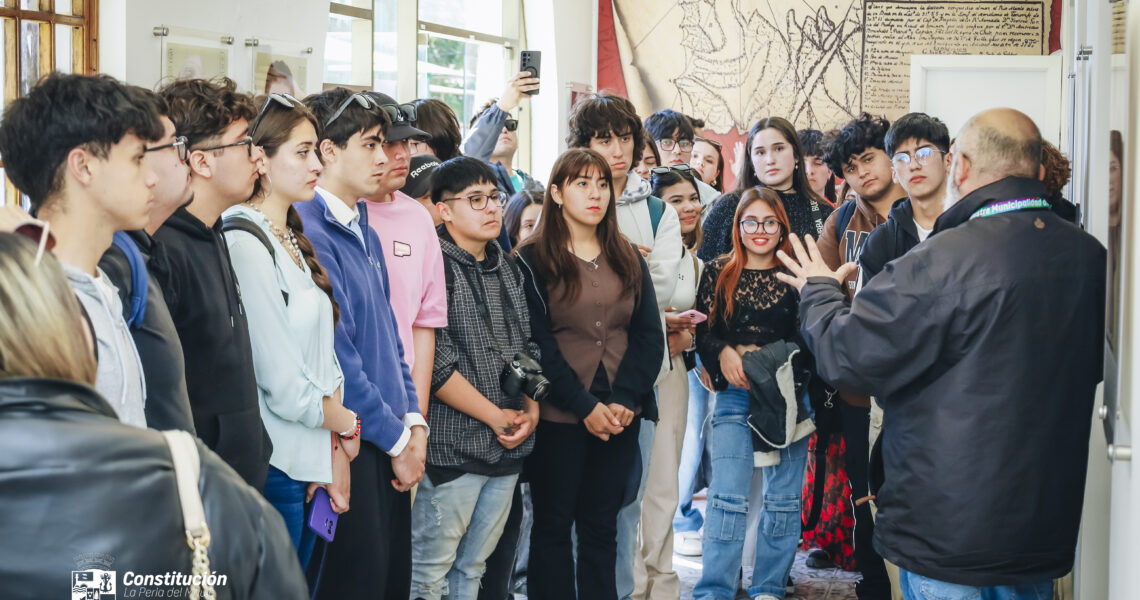 ESTUDIANTES DE PERIODISMO DE LA UNIVERSIDAD AUTÓNOMA DE TALCA VISITAN EL MUSEO MUNICIPAL DE CONSTITUCIÓN EN ENRIQUECEDORA JORNADA EDUCATIVA.