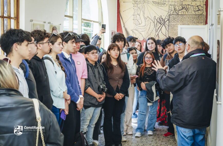 ESTUDIANTES DE PERIODISMO DE LA UNIVERSIDAD AUTÓNOMA DE TALCA VISITAN EL MUSEO MUNICIPAL DE CONSTITUCIÓN EN ENRIQUECEDORA JORNADA EDUCATIVA.