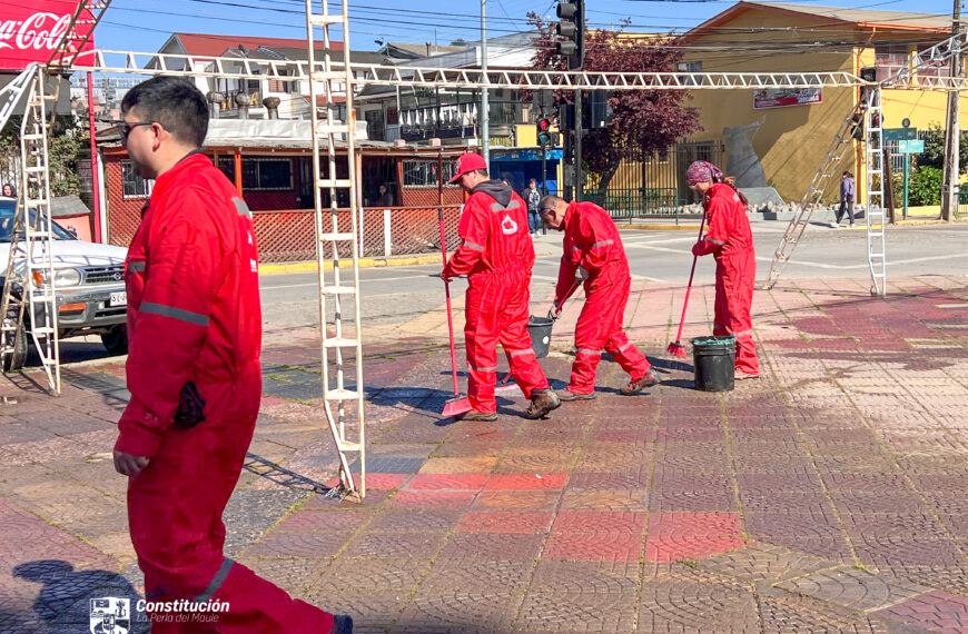COLABORACIÓN DE SERVICIOS INDUSTRIALES AFC CON LIMPIEZA EN PLAZA DE ARMAS DE CONSTITUCIÓN